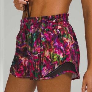 Lululemon Hotty Hot High-Rise Short 2.5"
Hyper Flow Pink Multi / Black